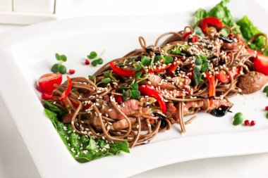 Soba buğday noodle sığır eti dilim, taze sebze ve soya sosu, Asya mutfağı