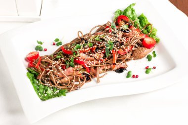 Soba buğday noodle sığır eti dilim, taze sebze ve soya sosu, Asya mutfağı