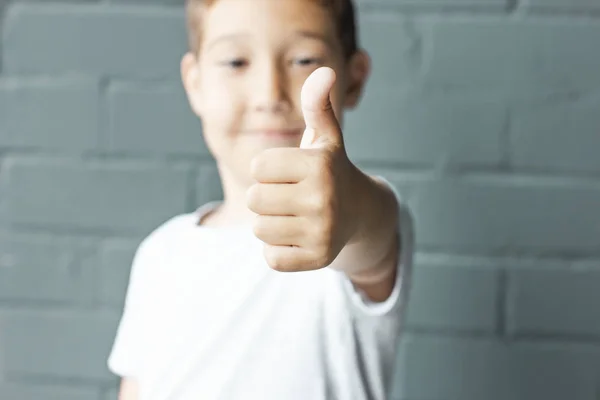 Niedlichen Lächelnden Jungen Jahre Alt Zeigt Daumen Nach Oben Auf — Stockfoto