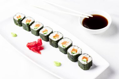 Japon Suşi rulo somon ve salatalık ile beyaz arka plan üzerinde avokado