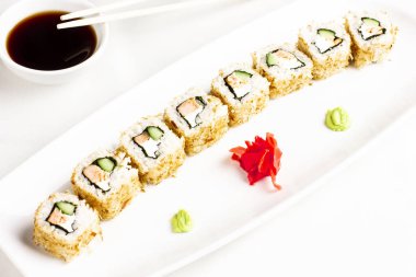 Japon Suşi rulo somon ve salatalık ile beyaz arka plan üzerinde avokado