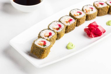 Japon Suşi yengeç ile beyaz zemin üzerine alır.