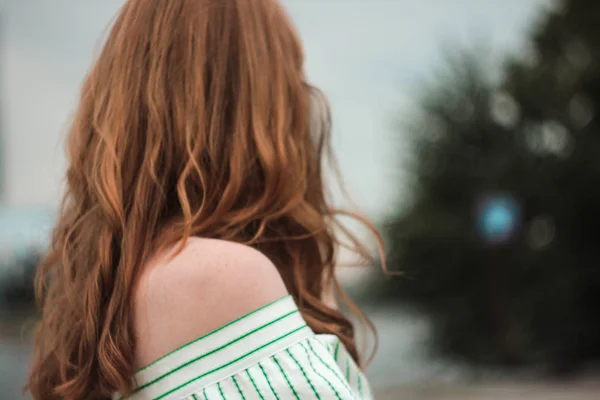 Mulher Cabelo Vermelho Para Trás Livre Falta Você Conceito — Fotografia de Stock