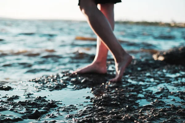 Kvinnor Nakna Fötter Vid Havet Vid Solnedgången Selektiv Fokus — Stockfoto