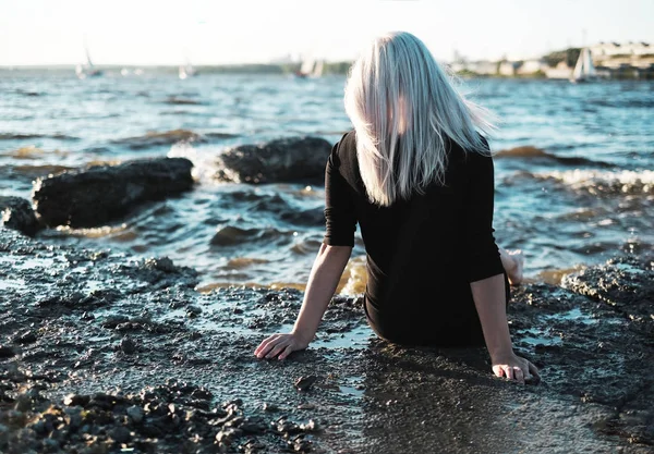 금발 머리 소녀 다시 호수 바다의 해 안에 앉아서 보트에서 보이는 — 스톡 사진