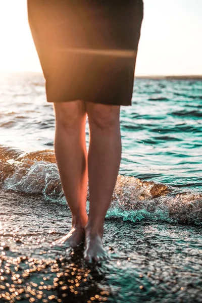 Femmes Pieds Nus Bord Mer Coucher Soleil Mise Point Sélective — Photo