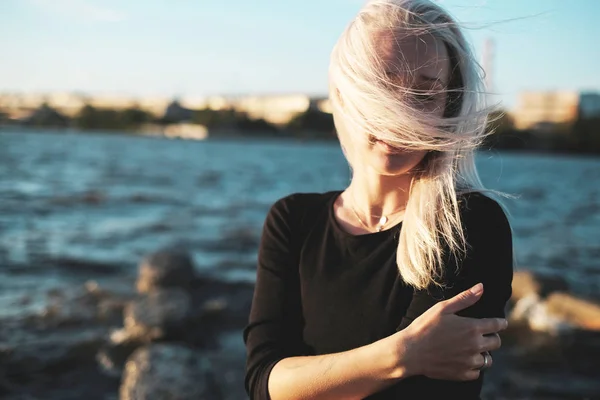 Estilo Vida Retrato Jovem Loira Dia Ventoso Mar Luz Pôr — Fotografia de Stock