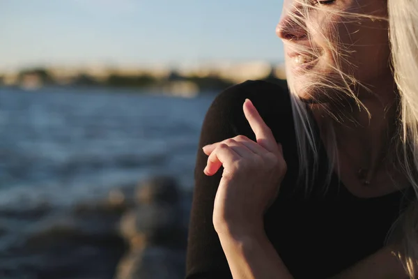 Estilo Vida Retrato Sorridente Jovem Loira Mulher Pôr Sol Ventoso — Fotografia de Stock