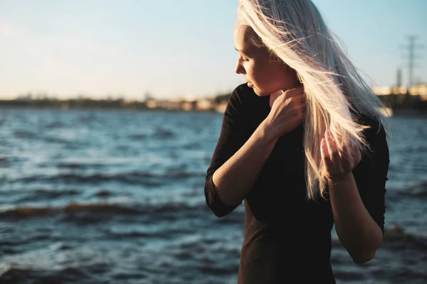 Estilo Vida Retrato Sorridente Jovem Loira Mulher Dia Ventoso Mar — Fotografia de Stock