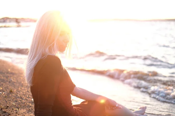 Giovane Donna Bionda Seduta Sulla Riva Guardando Acqua Luce Del — Foto Stock