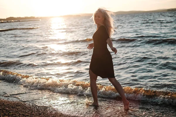 Giovane Donna Bionda Abito Nero Esecuzione Sul Mare Luce Del — Foto Stock