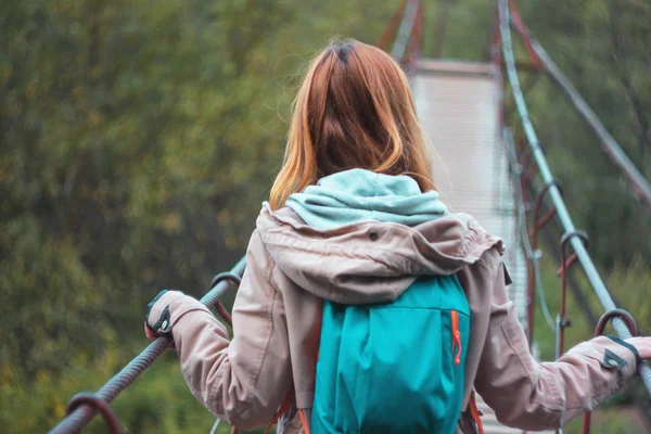 Девушка Путешественница Рыжими Длинными Волосами Подвесном Мосту — стоковое фото