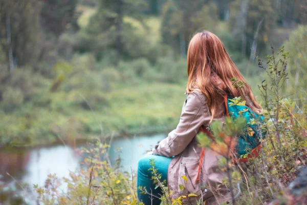 Κορίτσι Ταξιδιώτης Κόκκινα Μακριά Μαλλιά Κάθεται Και Βλέπει Άγριας Φύσης — Φωτογραφία Αρχείου