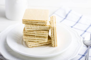 Çay ile beyaz bir plaka üzerinde gözleme barlar