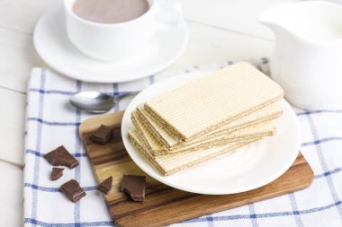 Waffle çikolata kakao fincan ile beyaz bir plaka üzerinde