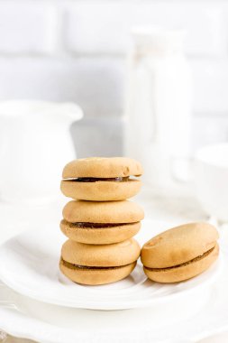 Tereyağlı kurabiye ışık arka plan üzerinde beyaz plaka