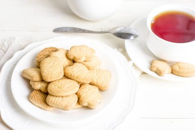 Şekerli kurabiye kurabiye çay ile beyaz plaka