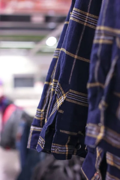 Mannen Blauw Geruite Overhemden Hangers Winkel — Stockfoto