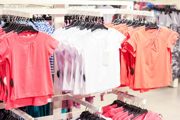 Kinderen Shirts Hangers Winkel — Stockfoto