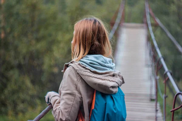 Menina Viajante Com Cabelos Longos Vermelhos Ponte Suspensão Floresta — Fotografia de Stock