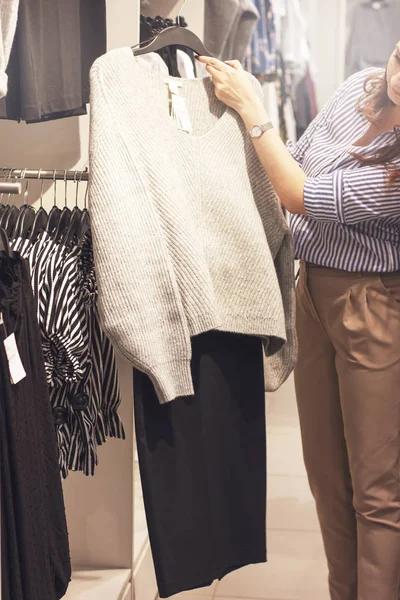 Mulher Jovem Estilista Comprador Escolhe Roupas Loja — Fotografia de Stock