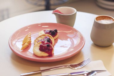 Kafe cheesecakes meyve ve kahve ile Servis Kahvaltı