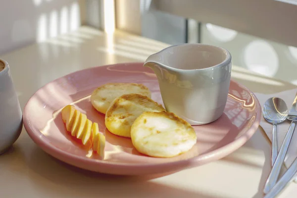 Petit Déjeuner Dans Café Cheesecakes Avec Fruits Café Lumière Dure — Photo