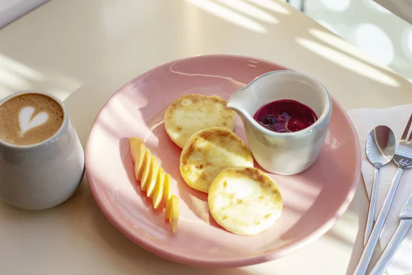 Завтрак Кафе Чизкейки Фруктами Кофе Жесткий Свет — стоковое фото