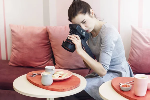 Jovem Mulher Fotógrafo Alimentos Blogueiro Dispara Café Manhã Café Processo — Fotografia de Stock