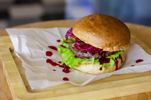 Hambúrguer Carne Com Cebola Conserva Costeleta Compota Cranberry Tábua Madeira — Fotografia de Stock