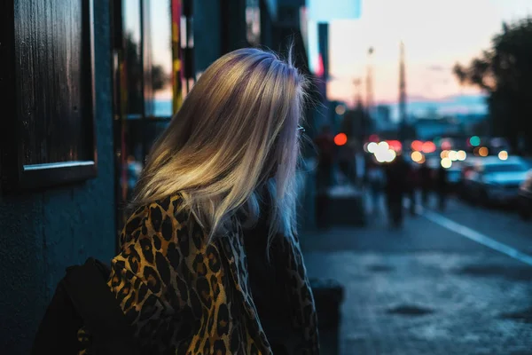 Menina Loira Elegante Com Óculos Casaco Leopardo Sentado Café Rua — Fotografia de Stock