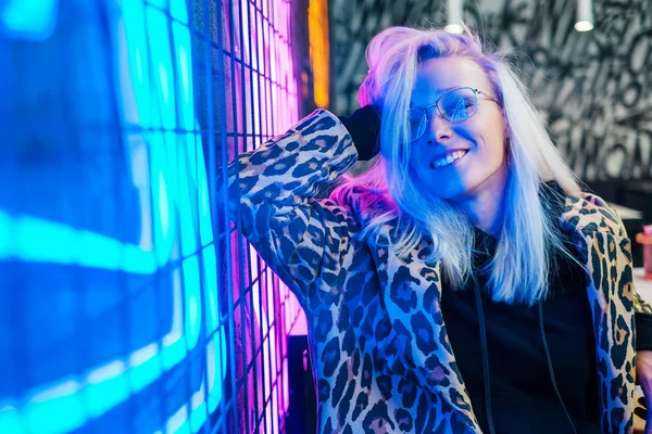 Bella Ragazza Alla Moda Seduta Nel Bar Vicino Muro Neon — Foto Stock