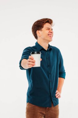 Beyaz arka plan üzerinde gitmek için kahve tutan çekici mutlu genç adam