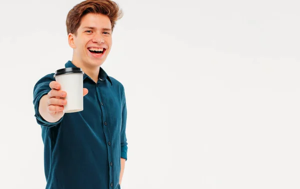 Atraente Jovem Feliz Segurando Xícara Café Para Fundo Branco — Fotografia de Stock