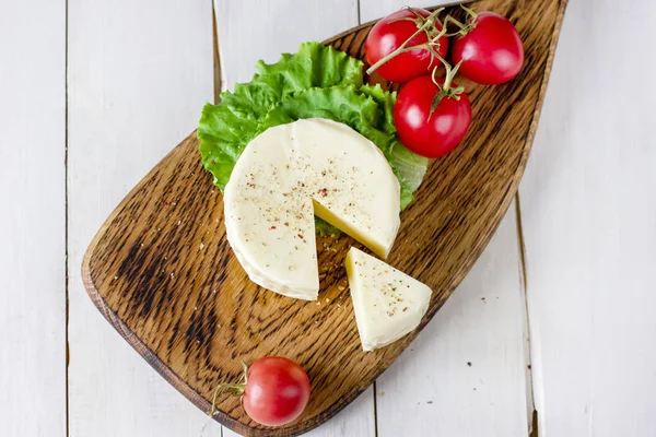 木の板、トップ ビューでの新鮮野菜と自家製 Suluguni チーズ — ストック写真