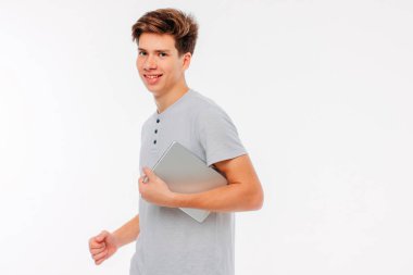 Tablet elinde tutan ve beyaz arka plan üzerinde gülümseyen çekici bir genç adam