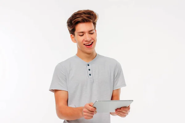 Jovem Atraente Segurando Tablet Nas Mãos Sorrindo Fundo Branco — Fotografia de Stock