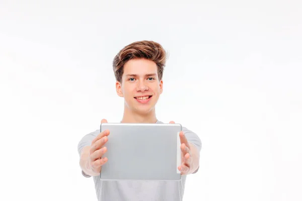 Jovem Atraente Segurando Tablet Nas Mãos Sorrindo Fundo Branco Zombar — Fotografia de Stock