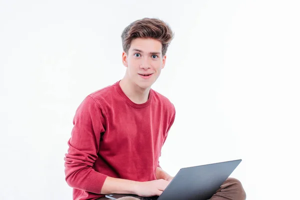 Estudante Adolescente Com Cara Engraçada Trabalhando Laptop Fundo Branco — Fotografia de Stock