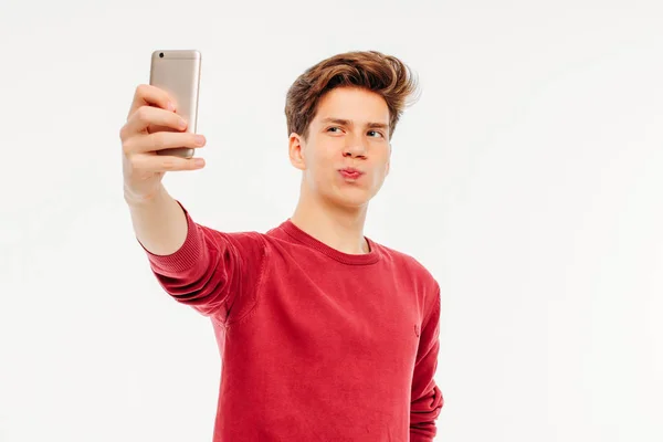 Jovem Atraente Adolescente Faz Uma Selfie Com Smartphone Fundo Branco — Fotografia de Stock