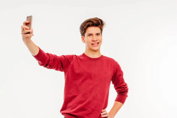 Jovem Atraente Adolescente Não Quer Fazer Selfie Com Smartphone Fundo — Fotografia de Stock