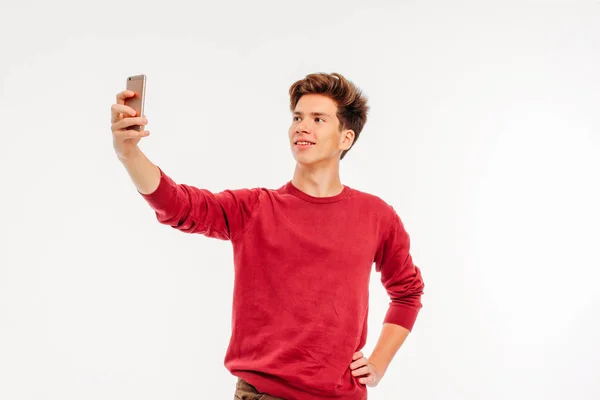 Jovem Atraente Adolescente Faz Uma Selfie Com Smartphone Fundo Branco — Fotografia de Stock