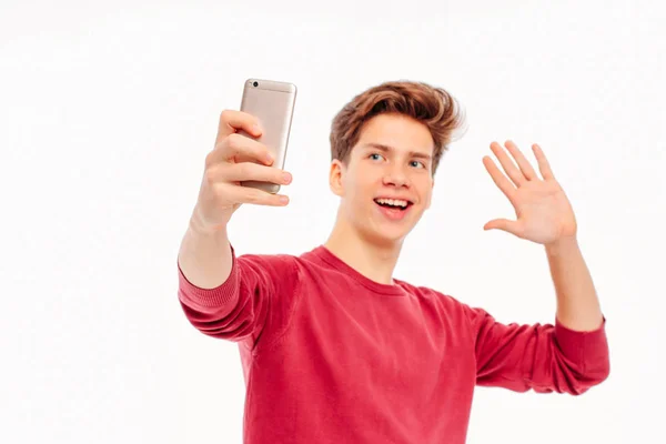 Jovem Atraente Adolescente Faz Uma Selfie Com Smartphone Fundo Branco — Fotografia de Stock