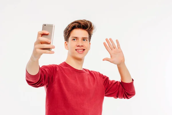 Jovem Atraente Adolescente Faz Uma Selfie Com Smartphone Fundo Branco — Fotografia de Stock