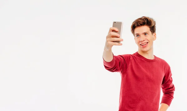 Jovem Atraente Adolescente Faz Uma Selfie Com Smartphone Fundo Branco — Fotografia de Stock