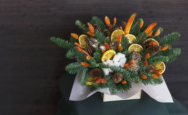 Die Winterliche Zusammensetzung Von Tannenzweigen Trockenen Orangen Baumwolle Und Zapfen — Stockfoto
