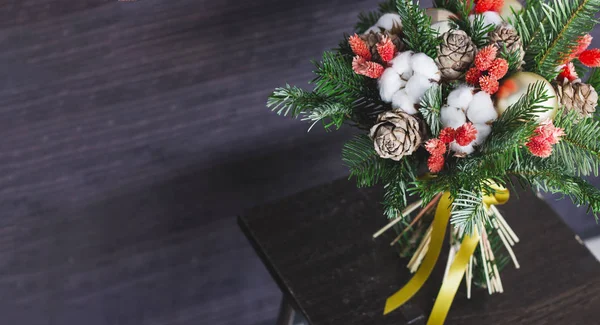 Der Wintertannenzweig Strauß Weihnachtskugeln Und Getrocknete Blumen Banner — Stockfoto