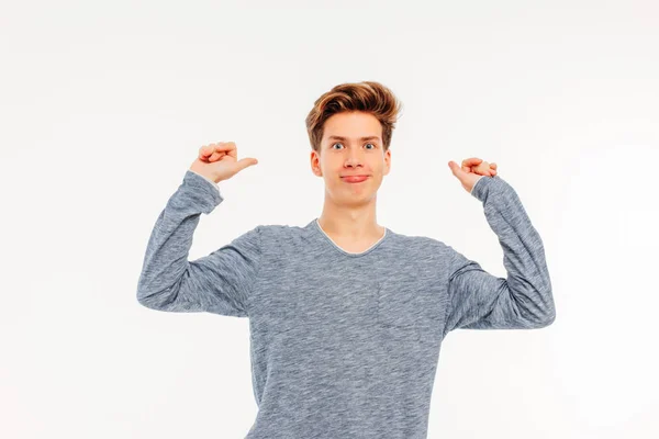 Lächelnder junger Mann begrüßt Abschied von der Hand auf weißem Hintergrund — Stockfoto