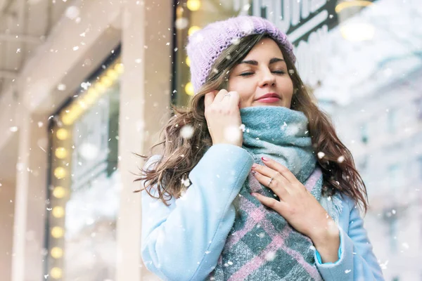 Young Beautiful Woman Coat Hat Enjoing First Snow — Stock Photo, Image