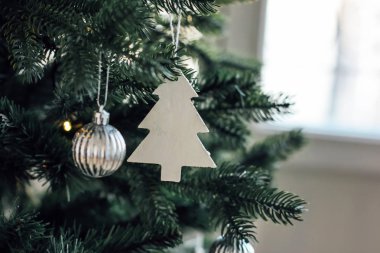 Süslenen Noel ağacı, minimalist İskandinav dekor arka plan